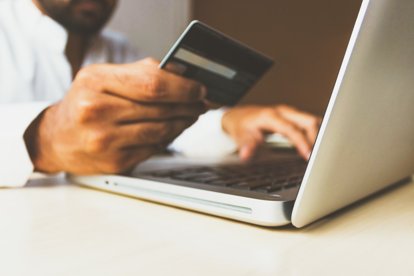 電子マネーとクレジットカードの比較: 特徴と使い方